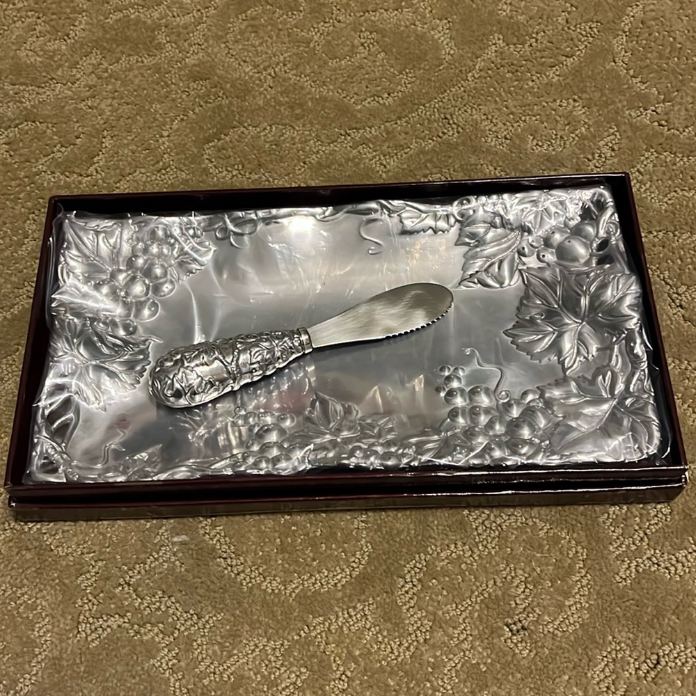 Arthur Court serving plate with serving knife.